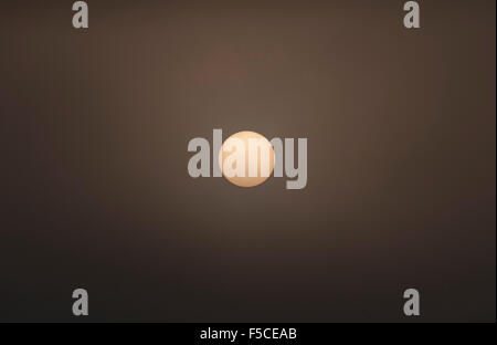 Wimbledon, London, UK. 1. November 2015. Dichter Nebel steigt in Richtung Sonnenuntergang über SW London Vororten große Sonnenflecken auf der Sonnenoberfläche sichtbar zu machen. Bildnachweis: Malcolm Park Leitartikel/Alamy Live-Nachrichten Stockfoto