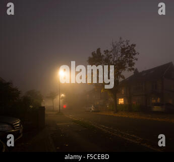 Wimbledon, London, UK. 1. November 2015. Dichter Nebel steigt in Richtung Sonnenuntergang über SW London Vororten. Bildnachweis: Malcolm Park Leitartikel/Alamy Live-Nachrichten Stockfoto
