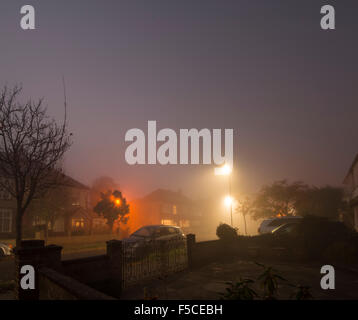 Wimbledon, London, UK. 1. November 2015. Dichter Nebel steigt in Richtung Sonnenuntergang über SW London Vororten. Bildnachweis: Malcolm Park Leitartikel/Alamy Live-Nachrichten Stockfoto