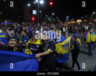 Argentinien. 2. November 2015. Hunderte von Menschen marschieren in Richtung der Obelisk. Tausende Fans der Boca Juniors sammeln am Obelisk, zentralen Punkt in Buenos Aires, um die Meisterschaft der argentinischen Fußball-Liga, nach Sieg 1-0 nach Tigre zu feiern. Boca Juniors bekommen einen Titel nach vier Jahren. © Javier Gallardo/Pacific Press/Alamy Live-Nachrichten Stockfoto