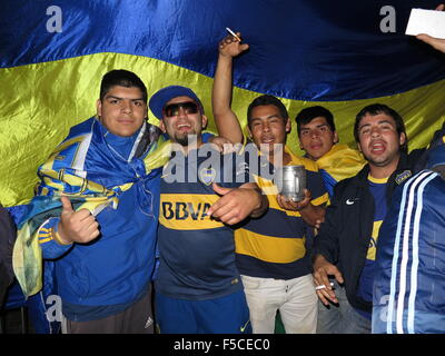 Argentinien. 2. November 2015. Fans der Boca Juniors posieren für ein Foto. Tausende Fans der Boca Juniors sammeln am Obelisk, zentralen Punkt in Buenos Aires, um die Meisterschaft der argentinischen Fußball-Liga, nach Sieg 1-0 nach Tigre zu feiern. Boca Juniors bekommen einen Titel nach vier Jahren. © Javier Gallardo/Pacific Press/Alamy Live-Nachrichten Stockfoto