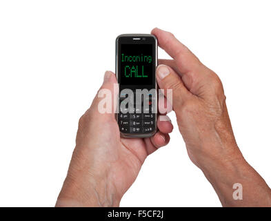 Hände senior Frau mit einem Mobiltelefon eingehenden Rufen Stockfoto