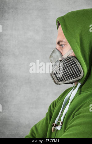 Mann mit Maske im Gesicht Stockfoto