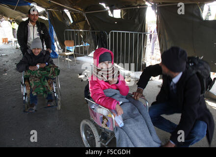 Berkasovo, Srbsko. 31. Oktober 2015. Mehr als 100 tschechische Freiwillige arbeiten am Kontrollpunkt an der Grenze zwischen Serbien und Kroatien, Berkasovo-Bapska helfen, die Tausende von Migranten für die Europäische Union am 31. Oktober 2015 in Richtung. © Sarka Mrazova/CTK Foto/Alamy Live-Nachrichten Stockfoto