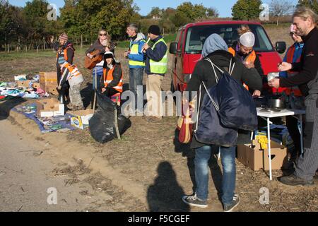 Berkasovo, Srbsko. 31. Oktober 2015. Mehr als 100 tschechische Freiwillige arbeiten am Kontrollpunkt an der Grenze zwischen Serbien und Kroatien, Berkasovo-Bapska helfen, die Tausende von Migranten für die Europäische Union am 31. Oktober 2015 in Richtung. © Sarka Mrazova/CTK Foto/Alamy Live-Nachrichten Stockfoto