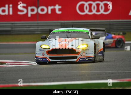 1. November 2015 - Shanghai, Vereinigtes Peoples Republic Of China - N - 98 ASTON MARTIN RACING Königreich. Aston Martin Vantage V8. Reifen Michelin, Fahrer PAUL DALLA LANA (CAN), PEDRO LAMY (PRT) und MATHIAS LAUDA (AUT). Während den 6 Stunden von Shanghai in Shanghai International Circuit. © Marcio Machado/ZUMA Draht/Alamy Live-Nachrichten Stockfoto
