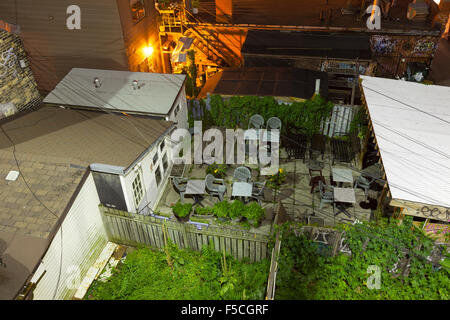 Eine Terrasse in Kensington Market umgeben von verwilderten Unkraut, von oben gesehen. Toronto, Ontario, Kanada. Stockfoto