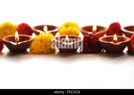 Diwali Diya auf weißem Hintergrund Stockfoto