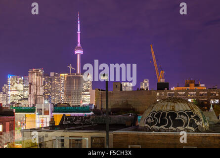 Die Innenstadt von Toronto Skyline aus einem Hausdach in Kensington Market in der Nähe von Spadina Avenue gesehen. Toronto, Ontario, Kanada. Stockfoto