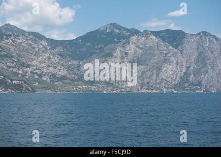 Blick auf den Gardasee von Malcesine Richtung limone Stockfoto