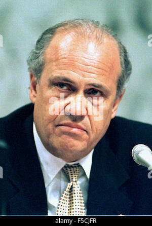 In dieser Datei Foto, US-Senator Fred Thompson (Republikanische von Tennessee), Vorsitzender der Senat Governmental Affairs Committee begonnenen Hearingson 7. Juli 1997 auf angebliche Kampagne Fundraising Menschenrechtsverletzungen während der Wahlen von 1996 in Washington, DC. Thompson war als Republikaner Counsel bei den Anhörungen im Senat Watergate im Jahr 1973. Thompson ist ein Befürworter der die McCain-Feingold Kampagne Finance Reform Bill, die von den meisten GOP Führern entgegengesetzt ist. Thompson ist auch bekannt für seine Schauspielkarriere, wo er in "The Hunt for Red October" mit Sean Connery, "In the Line of Fire" mit Clint erschien Stockfoto