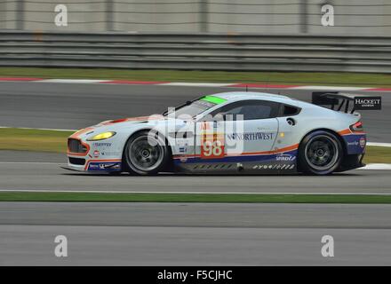 1. November 2015 - Shanghai, Vereinigtes Peoples Republic Of China - N - 98 ASTON MARTIN RACING Königreich. Aston Martin Vantage V8. Reifen Michelin, Fahrer PAUL DALLA LANA (CAN), PEDRO LAMY (PRT) und MATHIAS LAUDA (AUT). Während den 6 Stunden von Shanghai in Shanghai International Circuit. © Marcio Machado/ZUMA Draht/Alamy Live-Nachrichten Stockfoto