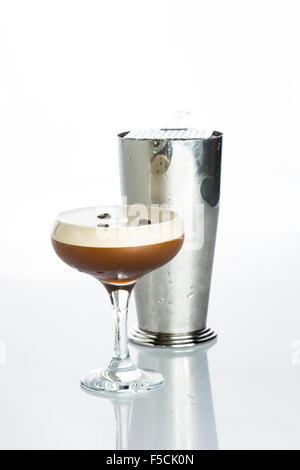 Geschichtete Schokolade Cocktail mit Sahne in weißem Glas isoliert Stockfoto