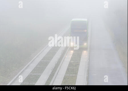 Cambridgeshire, Großbritannien. 2. November 2015. Eine geführte Bus-Köpfe in Richtung Cambridge unterwegs im dichten Nebel im Laufe des Vormittags geführte Bus pendeln. Die milden Anfang bis November dürfte weiterhin mit mehr Herbst Nebel am Morgen Morgen. Bildnachweis: Julian Eales/Alamy Live-Nachrichten Stockfoto