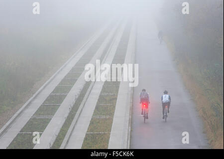 Cambridgeshire, Großbritannien. 2. November 2015. Radfahrer in Richtung Cambridge unterwegs im dichten Nebel im Laufe des Vormittags geführte Bus pendeln. Die milden Anfang bis November dürfte weiterhin mit mehr Herbst Nebel am Morgen Morgen. Bildnachweis: Julian Eales/Alamy Live-Nachrichten Stockfoto