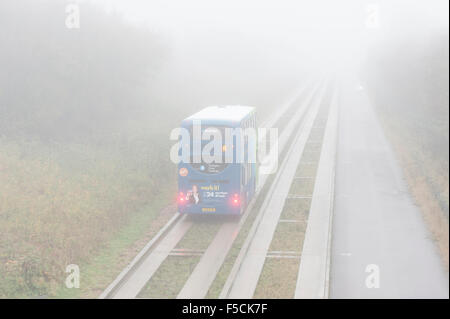 Cambridgeshire, Großbritannien. 2. November 2015. Eine geführte Bus-Köpfe in Richtung Cambridge unterwegs im dichten Nebel im Laufe des Vormittags geführte Bus pendeln. Die milden Anfang bis November dürfte weiterhin mit mehr Herbst Nebel am Morgen Morgen. Bildnachweis: Julian Eales/Alamy Live-Nachrichten Stockfoto