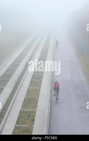 Cambridgeshire, Großbritannien. 2. November 2015. Radfahrer in Richtung Cambridge unterwegs im dichten Nebel im Laufe des Vormittags geführte Bus pendeln. Die milden Anfang bis November dürfte weiterhin mit mehr Herbst Nebel am Morgen Morgen. Bildnachweis: Julian Eales/Alamy Live-Nachrichten Stockfoto