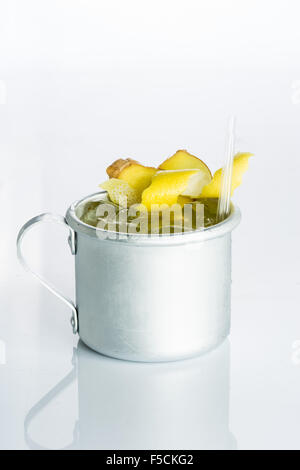 Whisky mit Eis in den Eisen-Kreis isoliert auf weiss. Zitronenschale Stockfoto