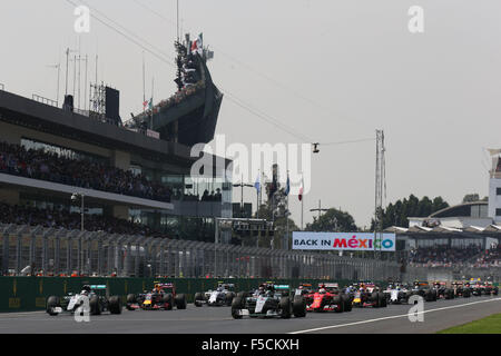 Mexico City, Mexiko. 1. November 2015. Motorsport: FIA Formula One World Championship 2015, Grand Prix of Mexico, #6 Nico Rosberg (GER, Mercedes AMG Petronas Formula One Team), #44 Lewis Hamilton (GBR, Mercedes AMG Petronas Formula One Team), #5 Sebastian Vettel (GER, Scuderia Ferrari), #26 Daniil Kvyat (RUS, Infiniti Red Bull Racing), start, Masse, Masse, Menge, Viele, viele Kredit: Dpa picture-Alliance/Alamy Live News Stockfoto