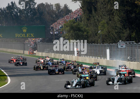 Mexico City, Mexiko. 1. November 2015. Motorsport: FIA Formula One World Championship 2015, Grand Prix of Mexico, #6 Nico Rosberg (GER, Mercedes AMG Petronas Formula One Team), #44 Lewis Hamilton (GBR, Mercedes AMG Petronas Formula One Team), #26 Daniil Kvyat (RUS, Infiniti Red Bull Racing), #5 Sebastian Vettel (GER, Scuderia Ferrari), #3 Daniel Ricciardo (AUS, Infiniti Red Bull Racing), start, Masse, Masse, Menge, Viele, viele Kredit: Dpa picture-Alliance/Alamy Live News Stockfoto