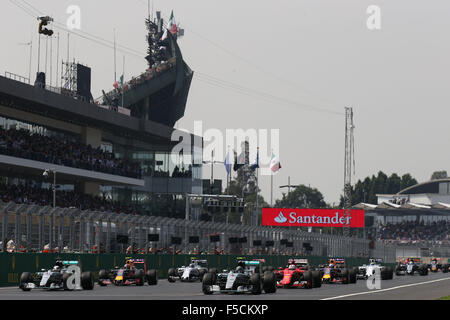 Mexico City, Mexiko. 1. November 2015. Motorsport: FIA Formula One World Championship 2015, Grand Prix of Mexico, #6 Nico Rosberg (GER, Mercedes AMG Petronas Formula One Team), #44 Lewis Hamilton (GBR, Mercedes AMG Petronas Formula One Team), #5 Sebastian Vettel (GER, Scuderia Ferrari), #26 Daniil Kvyat (RUS, Infiniti Red Bull Racing), start, Masse, Masse, Menge, Viele, viele Kredit: Dpa picture-Alliance/Alamy Live News Stockfoto