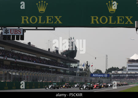 Mexico City, Mexiko. 1. November 2015. Motorsport: FIA Formula One World Championship 2015, Grand Prix of Mexico, #6 Nico Rosberg (GER, Mercedes AMG Petronas Formula One Team), #44 Lewis Hamilton (GBR, Mercedes AMG Petronas Formula One Team), #5 Sebastian Vettel (GER, Scuderia Ferrari), #26 Daniil Kvyat (RUS, Infiniti Red Bull Racing), start, Masse, Masse, Menge, Viele, viele Kredit: Dpa picture-Alliance/Alamy Live News Stockfoto