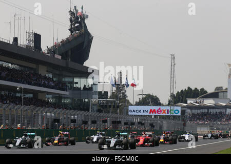 Mexico City, Mexiko. 1. November 2015. Motorsport: FIA Formula One World Championship 2015, Grand Prix of Mexico, #6 Nico Rosberg (GER, Mercedes AMG Petronas Formula One Team), #44 Lewis Hamilton (GBR, Mercedes AMG Petronas Formula One Team), #5 Sebastian Vettel (GER, Scuderia Ferrari), #26 Daniil Kvyat (RUS, Infiniti Red Bull Racing), start, Masse, Masse, Menge, Viele, viele Kredit: Dpa picture-Alliance/Alamy Live News Stockfoto