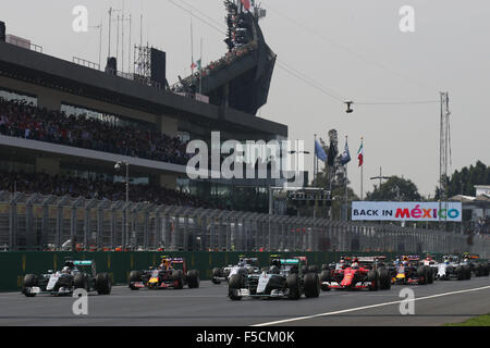 Mexico City, Mexiko. 1. November 2015. Motorsport: FIA Formula One World Championship 2015, Grand Prix of Mexico, #6 Nico Rosberg (GER, Mercedes AMG Petronas Formula One Team), #44 Lewis Hamilton (GBR, Mercedes AMG Petronas Formula One Team), #26 Daniil Kvyat (RUS, Infiniti Red Bull Racing), #5 Sebastian Vettel (GER, Scuderia Ferrari), start, Masse, Masse, Menge, Viele, viele Kredit: Dpa picture-Alliance/Alamy Live News Stockfoto