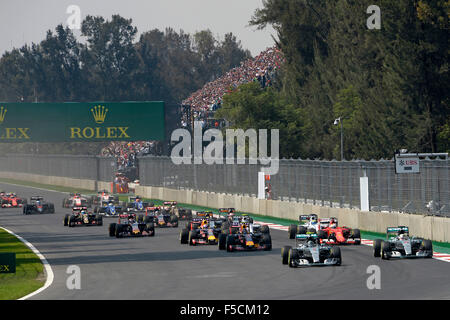 Mexico City, Mexiko. 1. November 2015. Motorsport: FIA Formula One World Championship 2015, Grand Prix of Mexico, #6 Nico Rosberg (GER, Mercedes AMG Petronas Formula One Team), #44 Lewis Hamilton (GBR, Mercedes AMG Petronas Formula One Team), #26 Daniil Kvyat (RUS, Infiniti Red Bull Racing), #5 Sebastian Vettel (GER, Scuderia Ferrari), #3 Daniel Ricciardo (AUS, Infiniti Red Bull Racing), start, Masse, Masse, Menge, Viele, viele Kredit: Dpa picture-Alliance/Alamy Live News Stockfoto