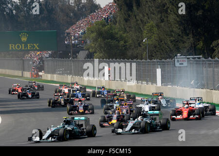 Mexico City, Mexiko. 1. November 2015. Motorsport: FIA Formula One World Championship 2015, Grand Prix of Mexico, #6 Nico Rosberg (GER, Mercedes AMG Petronas Formula One Team), #44 Lewis Hamilton (GBR, Mercedes AMG Petronas Formula One Team), #26 Daniil Kvyat (RUS, Infiniti Red Bull Racing), #5 Sebastian Vettel (GER, Scuderia Ferrari), #3 Daniel Ricciardo (AUS, Infiniti Red Bull Racing), start, Masse, Masse, Menge, Viele, viele Kredit: Dpa picture-Alliance/Alamy Live News Stockfoto