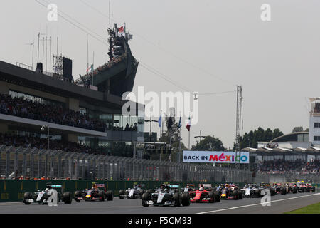 Mexico City, Mexiko. 1. November 2015. Motorsport: FIA Formula One World Championship 2015, Grand Prix of Mexico, #6 Nico Rosberg (GER, Mercedes AMG Petronas Formula One Team), #44 Lewis Hamilton (GBR, Mercedes AMG Petronas Formula One Team), #5 Sebastian Vettel (GER, Scuderia Ferrari), #26 Daniil Kvyat (RUS, Infiniti Red Bull Racing), start, Masse, Masse, Menge, Viele, viele Kredit: Dpa picture-Alliance/Alamy Live News Stockfoto