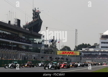 Mexico City, Mexiko. 1. November 2015. Motorsport: FIA Formula One World Championship 2015, Grand Prix of Mexico, #6 Nico Rosberg (GER, Mercedes AMG Petronas Formula One Team), #44 Lewis Hamilton (GBR, Mercedes AMG Petronas Formula One Team), #5 Sebastian Vettel (GER, Scuderia Ferrari), #26 Daniil Kvyat (RUS, Infiniti Red Bull Racing), start, Masse, Masse, Menge, Viele, viele Kredit: Dpa picture-Alliance/Alamy Live News Stockfoto