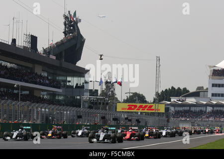Mexico City, Mexiko. 1. November 2015. Motorsport: FIA Formula One World Championship 2015, Grand Prix of Mexico, #6 Nico Rosberg (GER, Mercedes AMG Petronas Formula One Team), #44 Lewis Hamilton (GBR, Mercedes AMG Petronas Formula One Team), #5 Sebastian Vettel (GER, Scuderia Ferrari), #26 Daniil Kvyat (RUS, Infiniti Red Bull Racing), start, Masse, Masse, Menge, Viele, viele Kredit: Dpa picture-Alliance/Alamy Live News Stockfoto