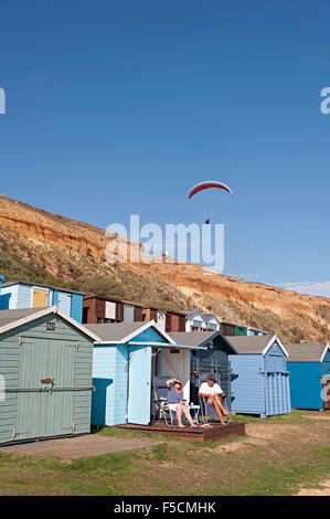 Barton am Meer Strand Hampshire mit Gleitschirmen und Strand Hütten Stockfoto