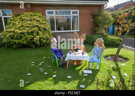 Pattingham Scarecrow Festival Staffordshire 2015 mad Hatters Teegesellschaft Stockfoto