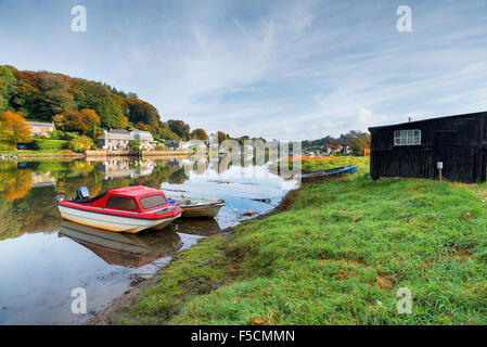 Boote auf dem Fluss bei while in Cornwall Stockfoto