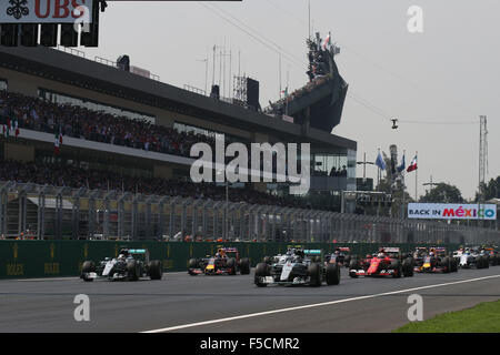 Mexico City, Mexiko. 1. November 2015. Motorsport: FIA Formula One World Championship 2015, Grand Prix of Mexico, #6 Nico Rosberg (GER, Mercedes AMG Petronas Formula One Team), #44 Lewis Hamilton (GBR, Mercedes AMG Petronas Formula One Team), #5 Sebastian Vettel (GER, Scuderia Ferrari), #26 Daniil Kvyat (RUS, Infiniti Red Bull Racing), start, Masse, Masse, Menge, Viele, viele Kredit: Dpa picture-Alliance/Alamy Live News Stockfoto