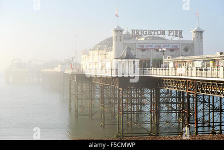 Brighton, Sussex UK Montag, 2. November 2015 - Brighton Pier (ehemals Palace Pier) ist eingehüllt in Nebel früh am Morgen der Nebel schwere Reise Störungen in ganz Großbritannien heute Morgen vor allem an den großen Flughäfen und auf den wichtigsten Straßen Credit verursacht: Simon Dack/Alamy Live News Stockfoto