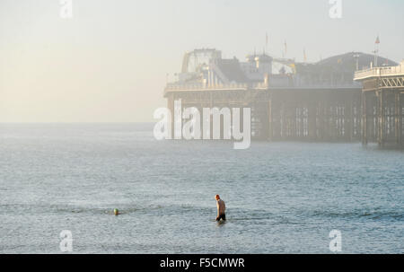 Brighton Sussex UK Montag, 2. November 2015 - Mitglieder von Brighton Schwimmverein entstehen aus dem Meer und dem nebligen Wetter Brighton Pier (ehemals Palace Pier) früh um 08:00 Nebel schwere Reise Störungen in ganz Großbritannien heute Vormittag vor allem an den großen Flughäfen und auf den wichtigsten Straßen Credit verursacht: Simon Dack/Alamy Live News Stockfoto