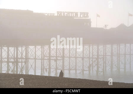 Brighton, Sussex UK ist Montag, 2. November 2015 - Brighton Pier (ehemals Palace Pier) Nebel am frühen Morgen eingehüllt in Nebel verursacht schwere Reise Störungen in ganz Großbritannien heute Morgen vor allem an den großen Flughäfen und auf den wichtigsten Straßen Stockfoto