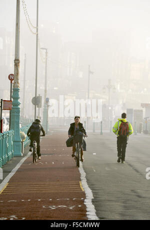 Brighton, Sussex UK Montag, 2. November 2015 - Radfahrer und Läufer haben keine Probleme mit den nebligen Reisebedingungen an Brighton Strandpromenade heute Morgen Nebel schwere Reise Störungen in ganz Großbritannien heute Morgen vor allem an den großen Flughäfen und auf den wichtigsten Straßen Credit verursacht: Simon Dack/Alamy Live News Stockfoto