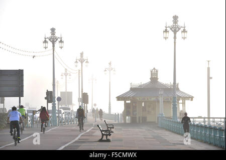 Brighton Sussex UK haben Montag, 2. November 2015 - Radfahrer und Läufer keine Probleme mit den nebligen Reisebedingungen an Brighton Strandpromenade Vormittag Stockfoto