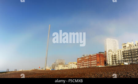 Brighton, Sussex UK decken Montag, 2. November 2015 - Patches von Nebel einige Gebäude, aber andere nicht auf Brighton Seafront am frühen Morgen Stockfoto