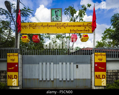 Yangon, Yangon Division, Myanmar. 2. November 2015. Das Tor zu Aung San Suu Kyis Haus in Yangon. Sie war 15 Jahre Hausarrest im Haus hinter dem Tor. Sie wurde 2010 aus dem Hausarrest entlassen und ist nun bereit, die meisten Stimmen von jedem Kandidaten in Myanmars nationale Wahlen zu gewinnen. Nationale Wahlen sind für Sonntag, den 8. November geplant. Die zwei Hauptparteien sind die Nationalliga für Demokratie (NLD), der Partei der Demokratie-Symbol und Friedensnobelpreisträgerin Aung San Suu Kyi und die regierenden gewerkschaftlicher Solidarität und Entwicklung Partei (USDP), unter der Leitung von Amtsinhaber Präsident Thein Sei Stockfoto