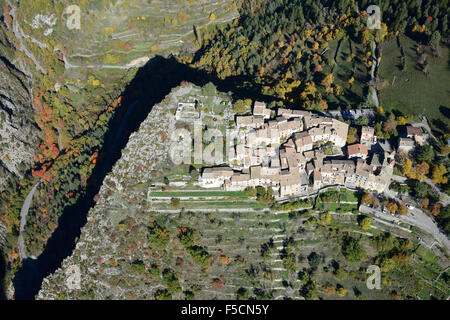 LUFTAUFNAHME. Mittelalterliches Dorf auf einem Felsvorsprung. La Croix-sur-Roudoule, Alpes-Maritimes, Hinterland der französischen Riviera, Frankreich. Stockfoto