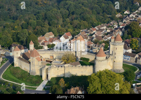 LUFTAUFNAHME. Mittelalterliche Burg aus dem 13th. Jahrhundert. Blandy-les-Tours, seine-et-Marne, Île-de-France, Frankreich. Stockfoto