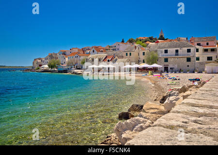 Malerische Strand am Mittelmeer in Primosten, Dalmatien, Kroatien Stockfoto