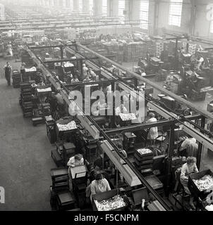 1950er Jahre historische, Overhead Ansicht der Arbeitnehmerinnen in Fabrikhalle der jemals bereit elektrische Company of Great Britain. Stockfoto