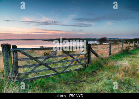 Sonnenuntergang am Colliford See in der Nähe von Bolventor in Bodmin Moor in Cornwall Stockfoto