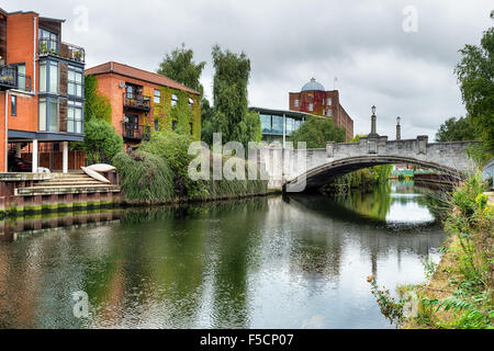 Eine Brücke über den Fluss Wensum im Stadtzentrum von Norwich, Norfolk Stockfoto